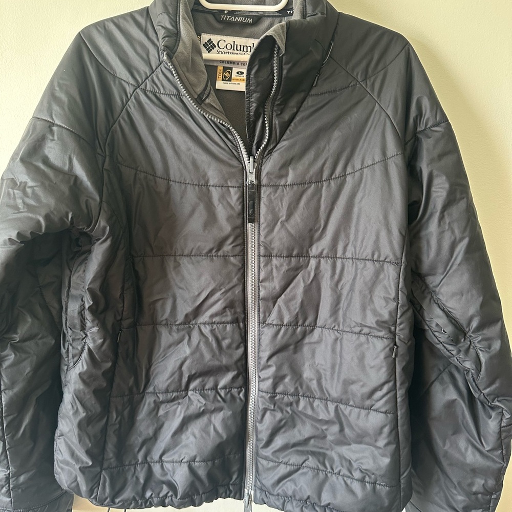 Columbia Women’s Titanium Black Puffer Jacket - Great For Spring